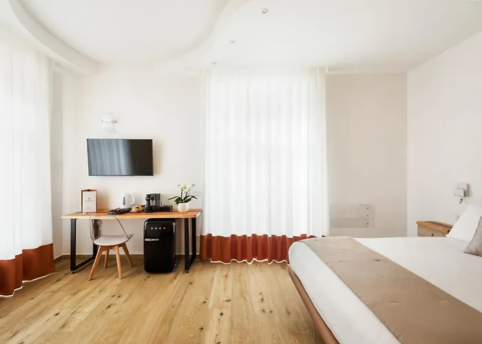 Pensión Yourhome - Lidia & 4*